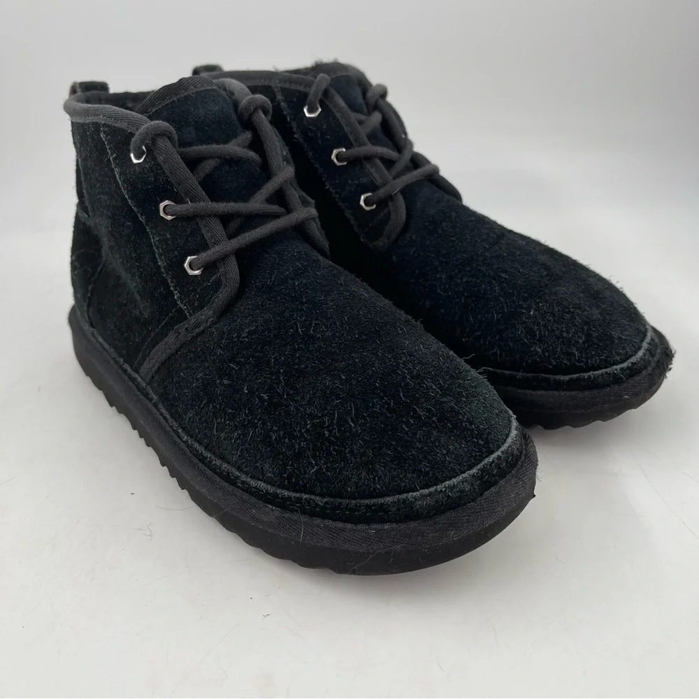 Ugg Unisex Kids Neumel II- SZ 6 -Black Suede Lace-Up Sherpa Lined Chukka Boot.